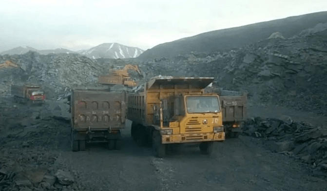 “隐形首富”非法采煤赚百亿，一查到底方能修复“生态” 