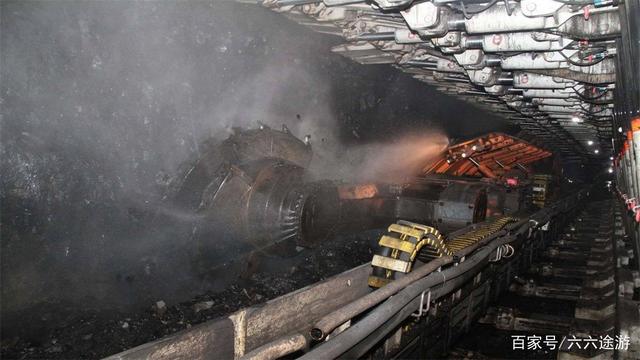 亚洲最大的露天煤矿，深度大概500米，百年产煤3亿吨，并不在山西